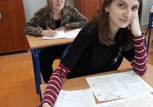 Dwie uczennice w trakcie pisania konkursu